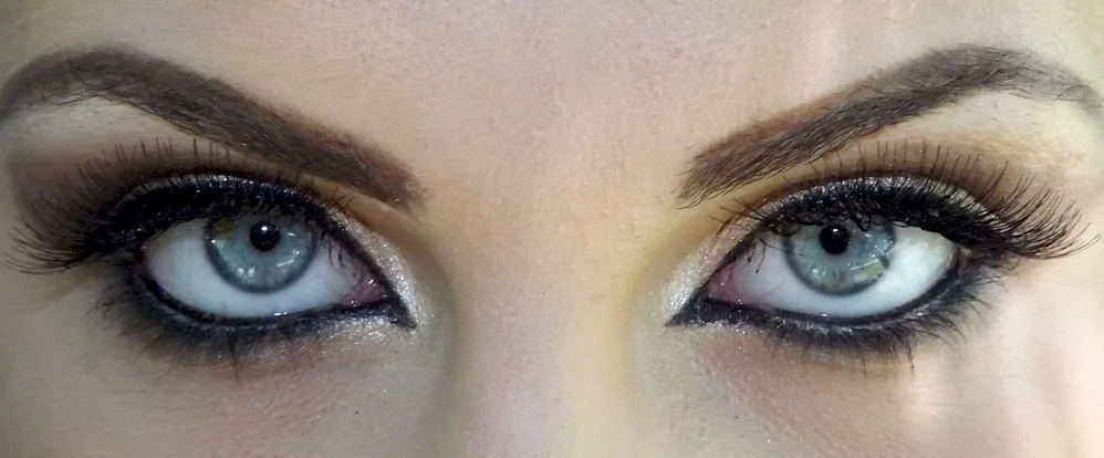 Destacando os olhos com maquiagem